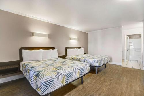 Queen Room with Two Queen Beds - Non-Smoking