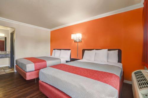 2 queen beds