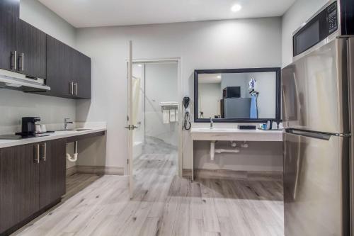 Bathroom, Studio 6  Deer Park, TX in Deer Park