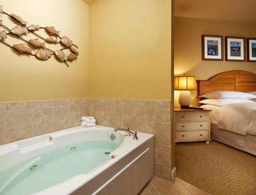 Stylish Villa for Sun-filled Adventure at Myrtle Beach - One Bedroom Villa #1 - image 2