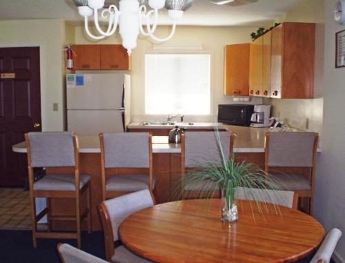 Exquisite Seaside Vacation Villa in Kitty Hawk - One Bedroom Villa #2 - image 4
