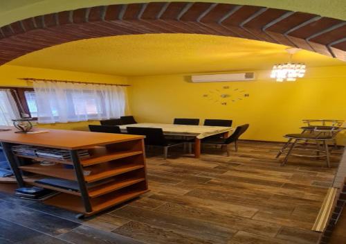 Ресторан, Oazis Apartman in Харкань