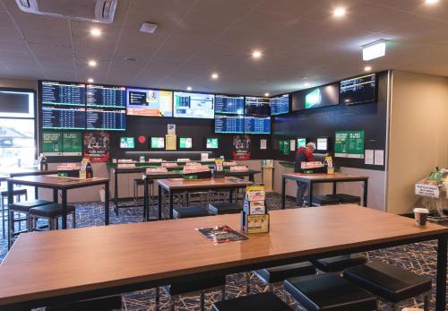 Pub/Lounge, Nightcap at Hendon Hotel in West Lakes