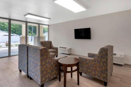 Quality Inn Saint Petersburg North-Tampa Bay - image 3