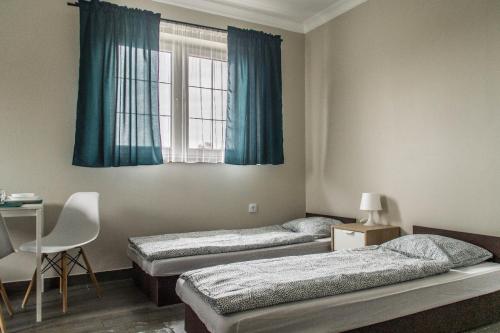 3 twin beds