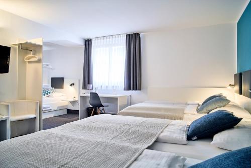 2 queen beds, 1 twin bed