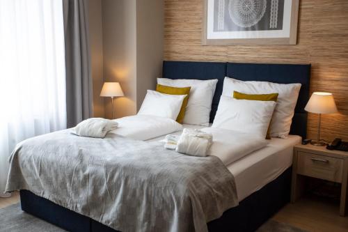 1 queen bed, 2 twin beds, 1 sofa bed