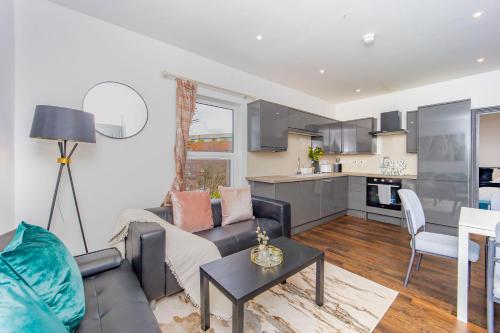 Modern 3 bed flat in quiet BRIGHTON location - image 3