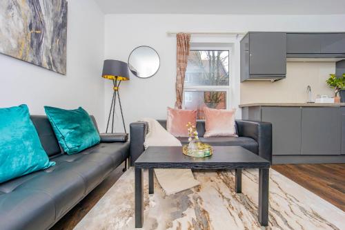 Modern 3 bed flat in quiet BRIGHTON location - image 13