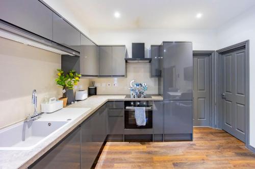Modern 3 bed flat in quiet BRIGHTON location - image 2