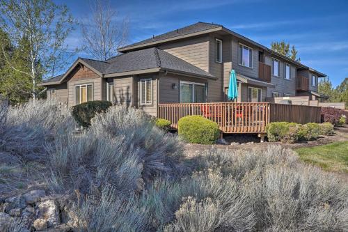 Pet-Friendly Redmond Townhome - Golf Course Access