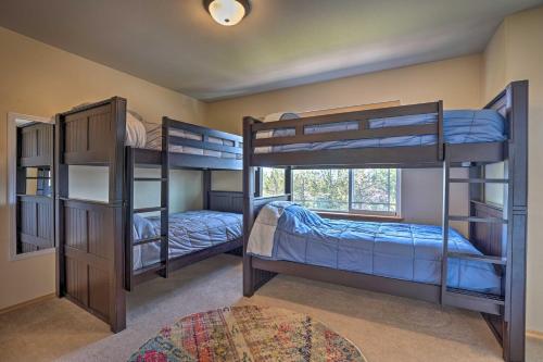 Pet-Friendly Redmond Townhome - Golf Course Access