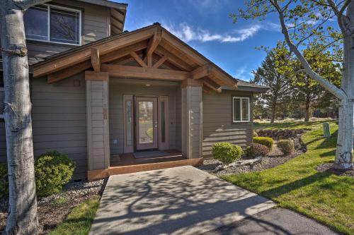 Pet-Friendly Redmond Townhome - Golf Course Access