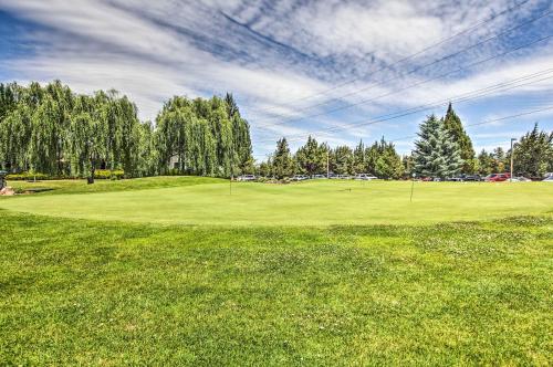 Pet-Friendly Redmond Townhome - Golf Course Access