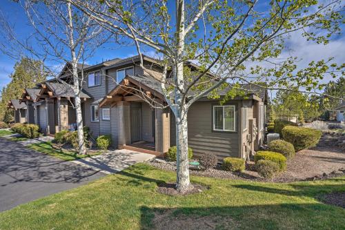 Pet-Friendly Redmond Townhome - Golf Course Access