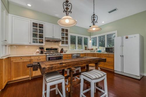 Foothills Farmhouse - image 5