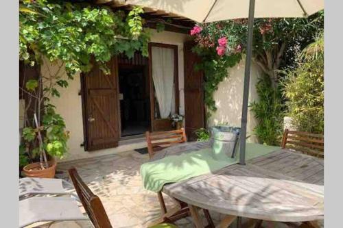 Village naturiste Villa au calme avec jardin privatif et piscine