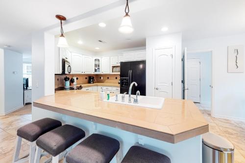 Home Away At Rockaway - image 5