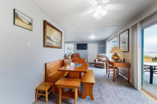 Gray Goose Beach Cottage in Coos Bay