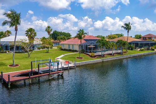 Luxurious gulf-access waterfront property, heated pool and spa, boat dock - Villa Key Lime Cove