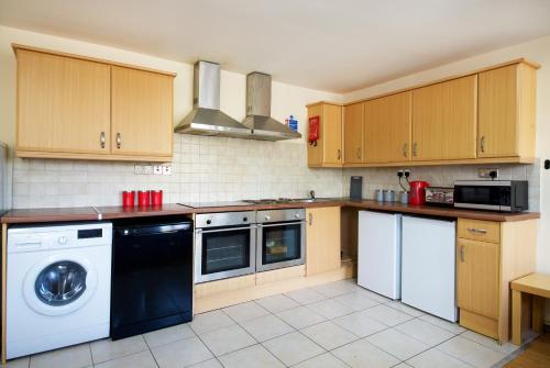 مطبخ, Liverpool Stays - City Centre Rooms with shared bathrooms in ليفربول