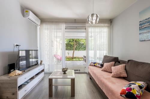 Apartment TIKI with big terrace, Split