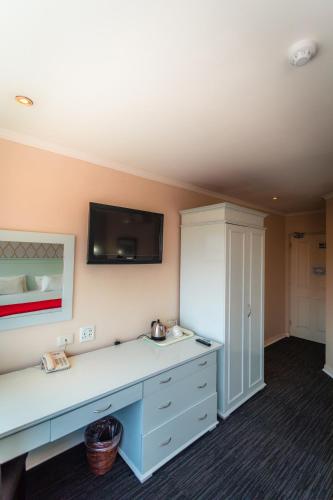 Double or Twin Room image 8