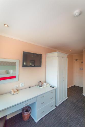 Double or Twin Room image 7