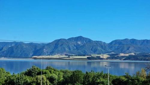 Lendale Bach - Lake Ferry Holiday Home