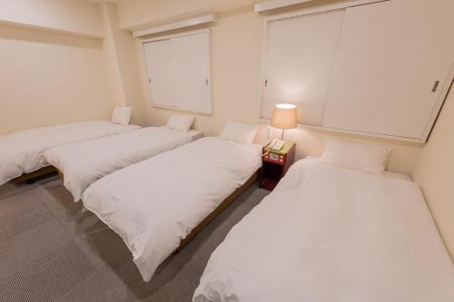 4 twin beds