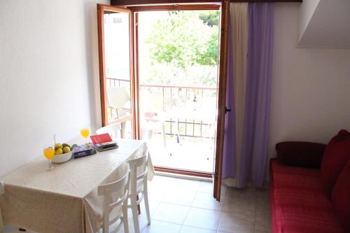 One-Bedroom Apartment image 3