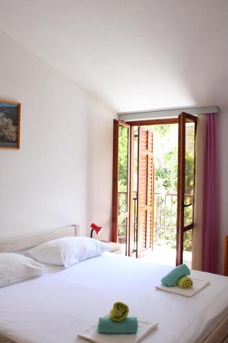One-Bedroom Apartment image 7