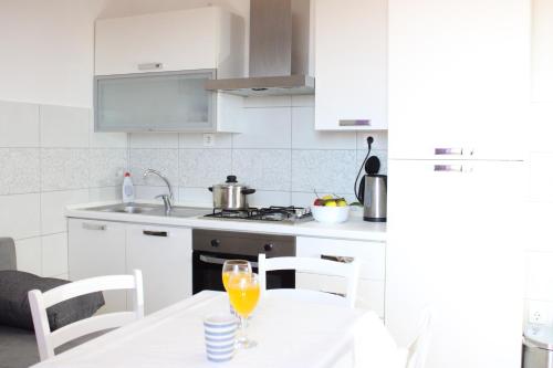 One-Bedroom Apartment with Sea View image 9