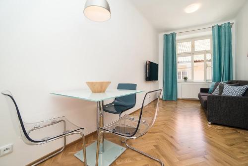 Newly renovated 1-bed apartment at Charles Bridge, Praha (fotografie 6)
