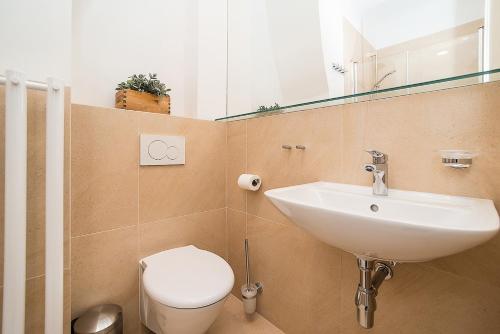 Newly renovated 1-bed apartment at Charles Bridge, Praha (fotografie 8)