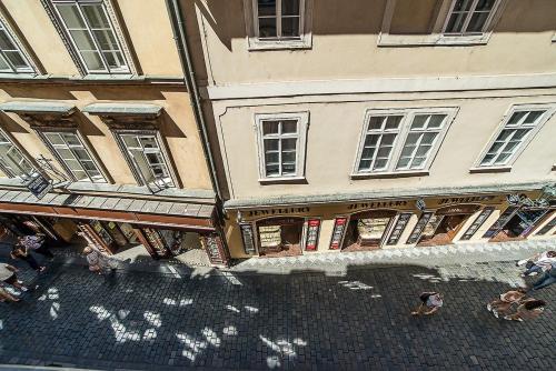 Newly renovated 1-bed apartment at Charles Bridge, Praha (fotografie 10)