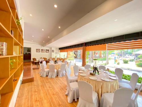 Restaurant, E-outfitting Golden Country Hotel in Mandalay