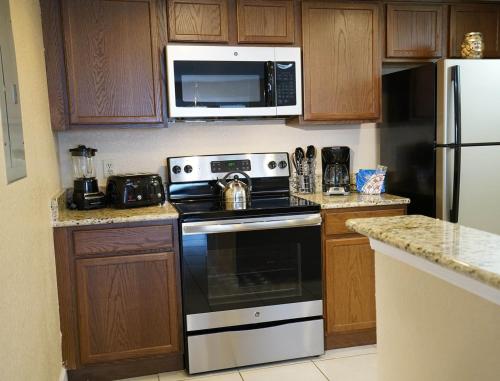 Immaculate and Convenient Villa in Sunny Kissimmee - One Bedroom #1 - image 5