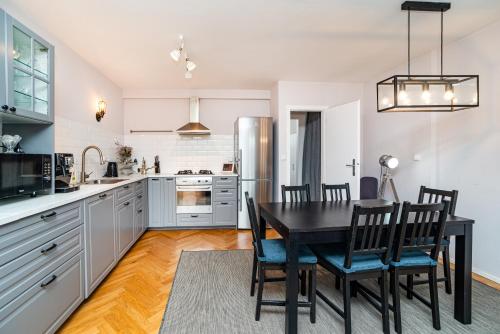Central, Spacious, Modern 5 Bedrm duplex w/Balcony Room Type - Apartment