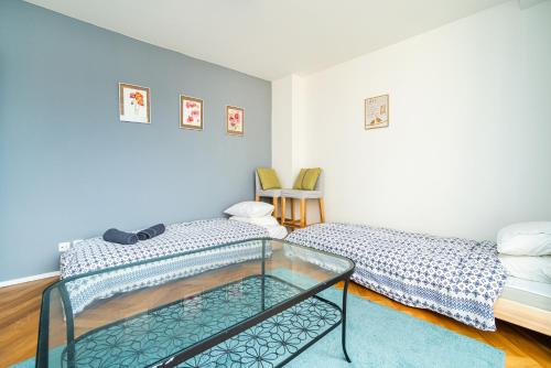 Central, Spacious, Modern 5 Bedrm duplex w/Balcony