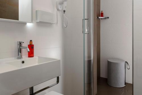 Standard Double Room image 5