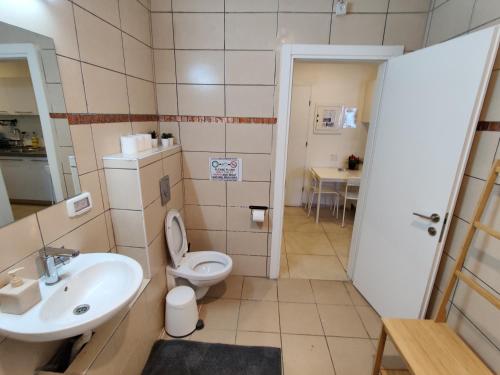Small One Bedroom image 10