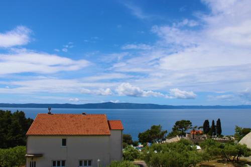 One-Bedroom Apartment with Sea View image 1