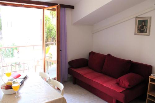One-Bedroom Apartment image 9
