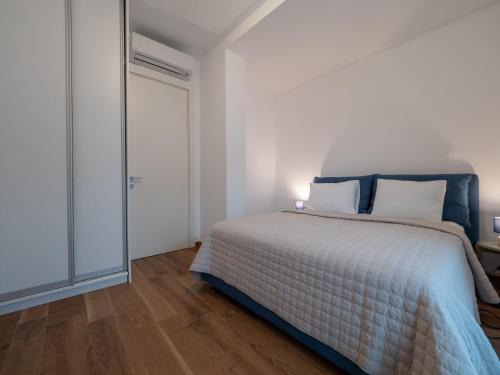 Apartment with Mountain View image 9
