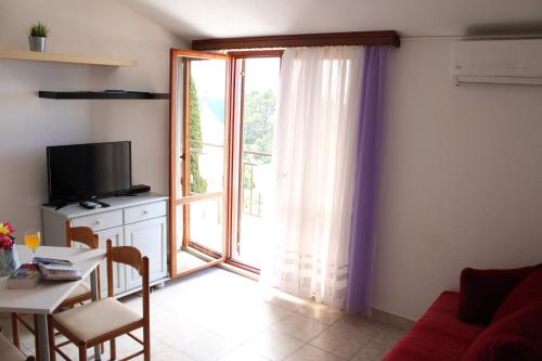 One-Bedroom Apartment with Sea View image 9