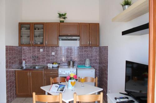 One-Bedroom Apartment with Sea View image 5