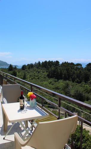 One-Bedroom Apartment with Sea View image 3