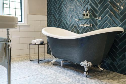 Bathroom, The White Hart Hotel in Twickenham