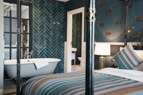 Bathroom, The White Hart Hotel in Twickenham